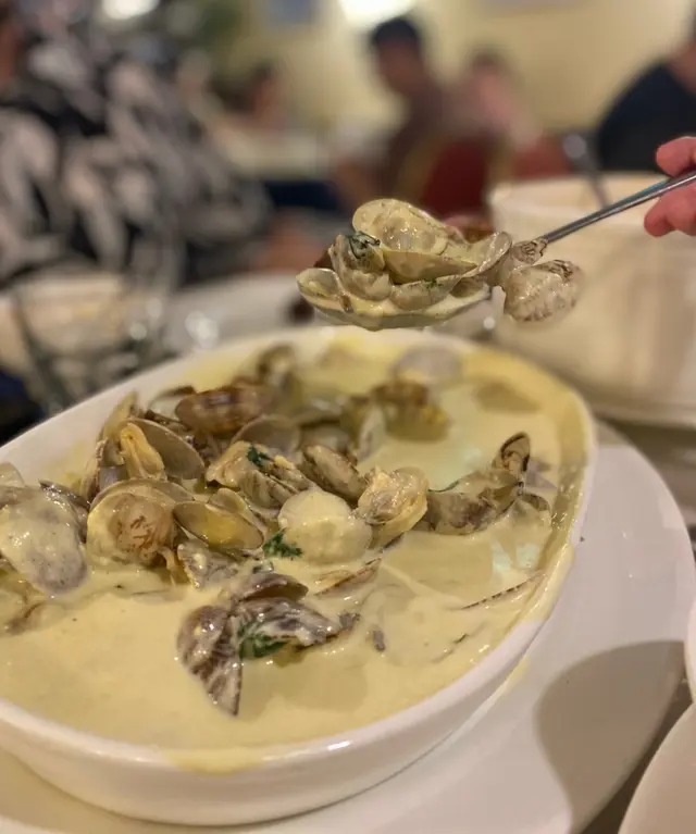 濃厚的醬汁裹滿了所有蜆肉，咸香味十足