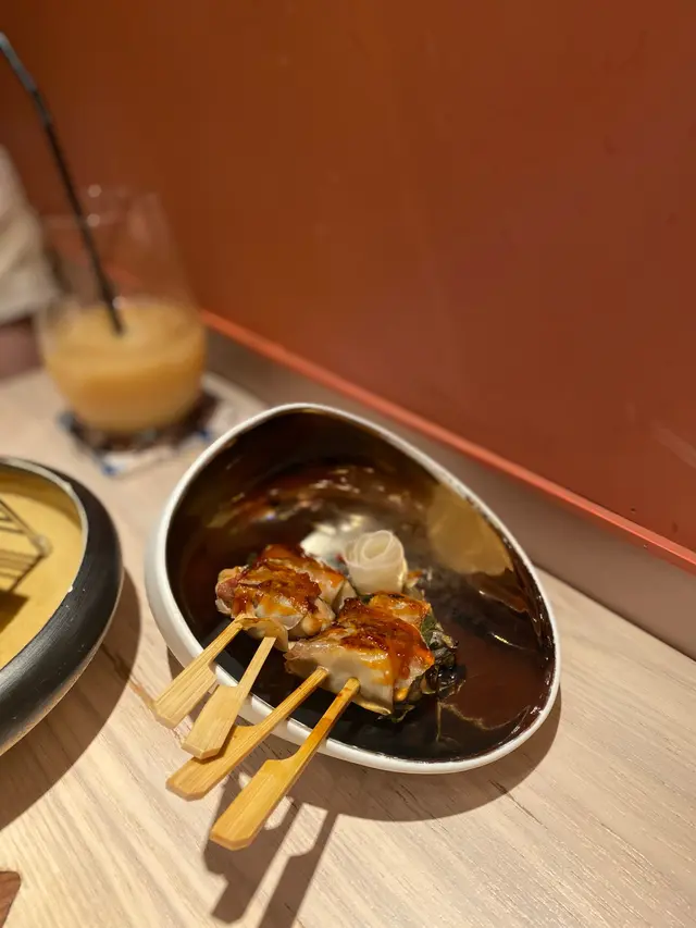 以直菇、紫蘇葉和風乾火腿包捲著來燒