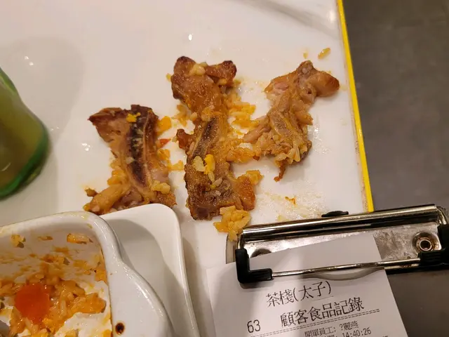 太子茶棧(金魚街旁)
本人經常出魚行下,好多周邊餐廳都試下。
早2日見到呢間,睇落企理,第一次幫襯,
咁入到去坐底,叫左個焗豬扒飯,
等左一陣,飯到,的汁蓋在豬扒上,望落都好似正常,
食左一口飯連汁,其實都好淡下,亦唔熱,但呢樣算了。
其實我食野算高要求,唔難食,份量正常就可以。
咁,開始食豬扒,共有4件豬扒,想食第一舊,發現係骨,得小小肉,
心諗有一舊連骨,好正常。
再食第2舊,又係骨連小小肉,
Ok,算,再睇埋第3,第4舊豬扒,
Cls,得一舊係全肉,
一碟飯,50+,4舊豬扒,有3舊係骨,