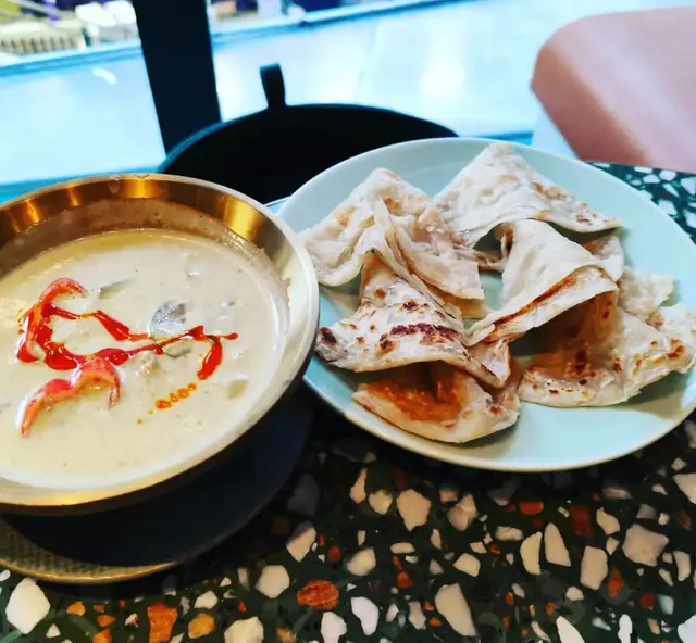 椰香青咖喱雞配薄餅