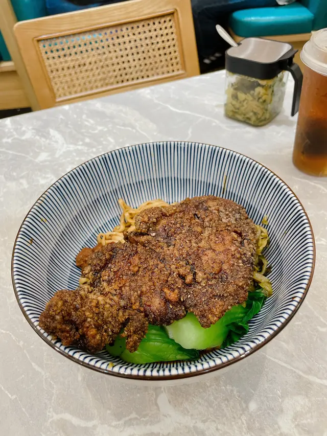 蜜汁鹵排骨麻辣拌麵