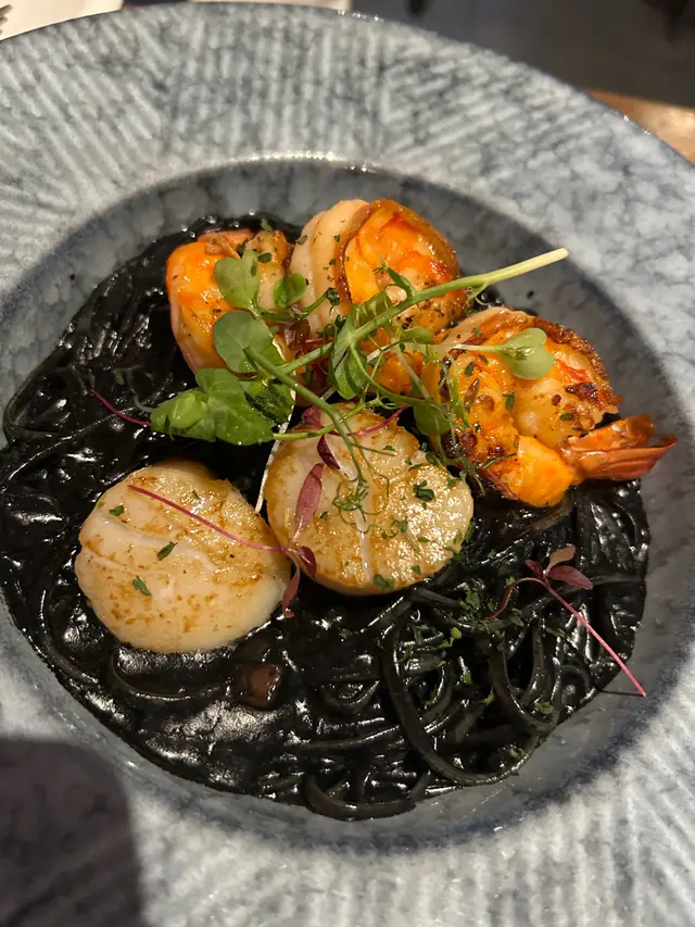 墨魚汁鮮帶子海蝦扁意粉