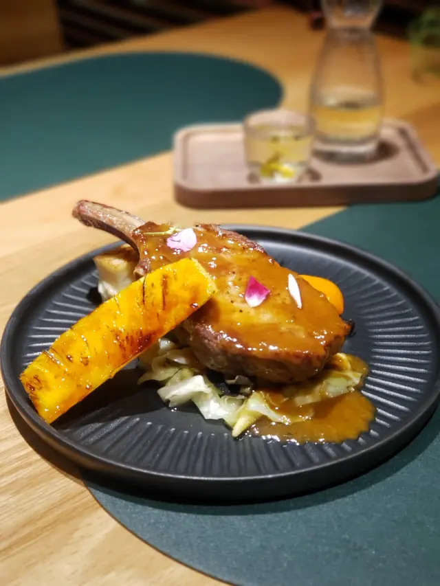 杜洛克黑毛豬胺伴焦糖菠蘿炒野菜奶油千層薯