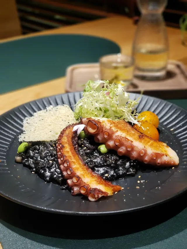 慢煮西班牙八爪魚鬚伴枝豆野菌墨魚汁意大利飯