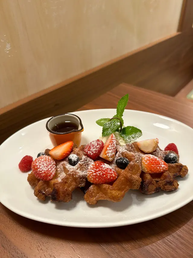 炸窩夫烤餅 • 鮮果 • 楓糖 • 鮮奶油