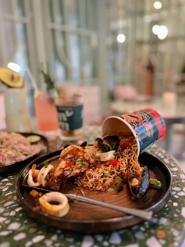 冬蔭功味的炒麵為主角，配上多種海鮮，約有兩個杯麵份量