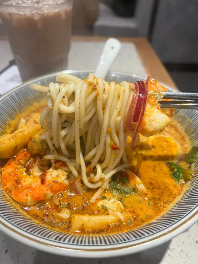 嘩。。。個湯好好濃！唔講得少，我從來未食過個喇沙湯底咁好食！呢個我認真係去新加坡都食唔到！堅正