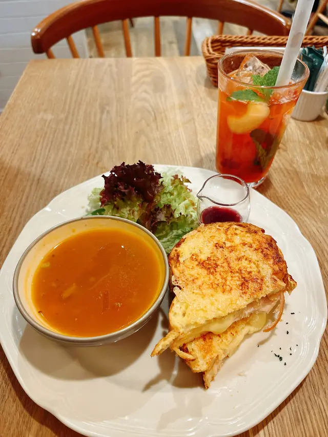French Toast Sandwich with Smoked Chicken and 2 Kinds of Cheese