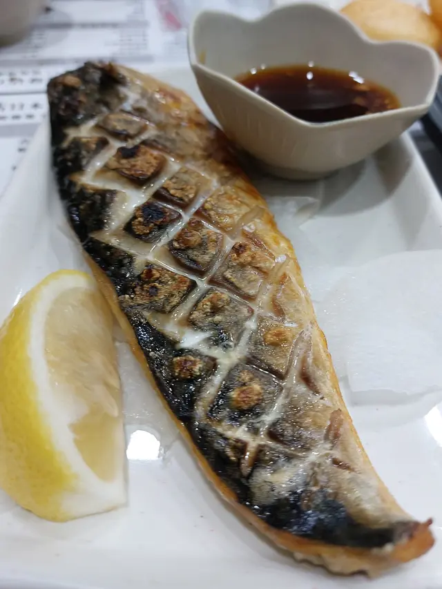 鹽燒鯖魚稍為有點乾身,但配上檸檬汁,有一種清新的感覺。