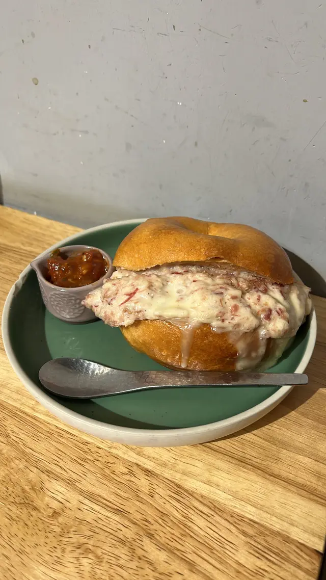 辣茄蓉芝士鹹牛肉貝果