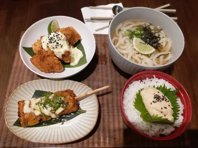 由右上順時針:烏龍溫麵,山藥泥拌飯,紫蘇起司章魚串同南蠻雞唐揚