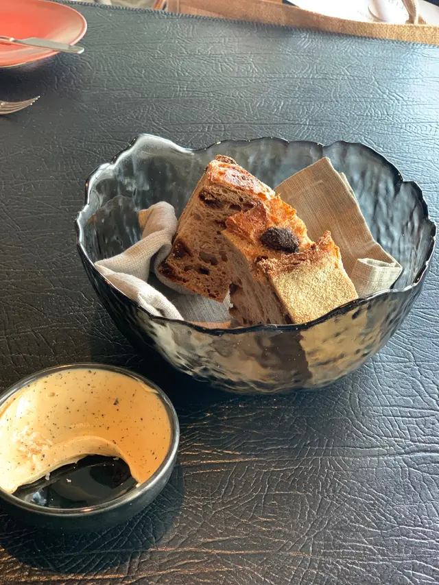 Sour  dough  入面有合桃、無花果，味道不單調，但最出色係佢配埋嘅黑松露牛油，好香好好味