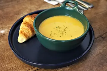 甘筍忌廉湯配迷你牛角包