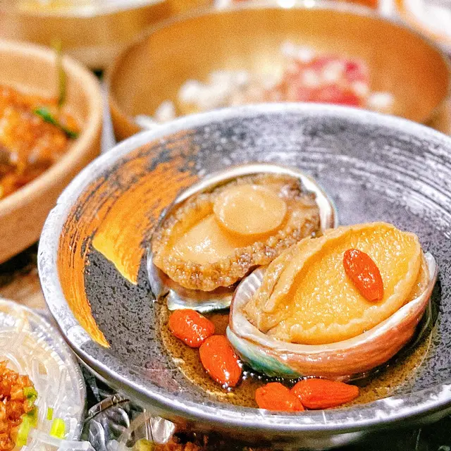 原隻鮑魚真係好吸引!花雕酒嘅味道並無覆蓋鮑魚鮮甜,食落去味道更豐富!🍶肉質爽彈,仲好juicy添!😍
