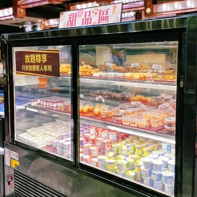自助區有好多甜品,雪糕、泡芙、小蛋糕、慕絲杯等等!