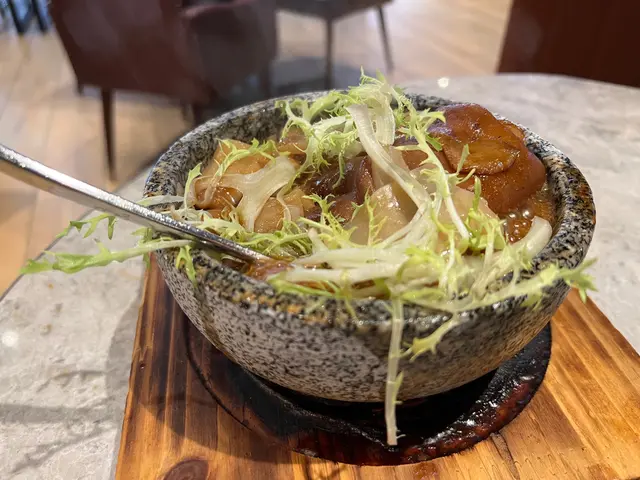 秘制台汁骨膠原豬手花膠石鍋