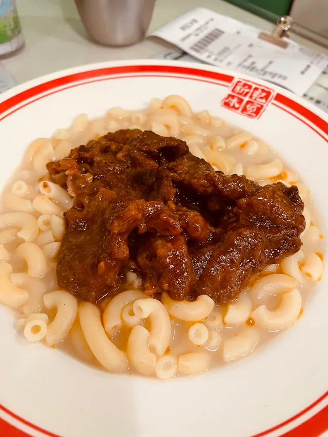 常餐$48 香濃沙嗲牛肉通粉,配雙蛋,火腿及牛油厚多士 份量夠,味道夠香濃,牛肉入口有濃濃沙嗲味,有口感,通粉軟硬度適中,沙嗲牛肉控一定要試!而且店舖用的雞蛋都非常大隻新鮮,入口有濃郁蛋香👍🏻