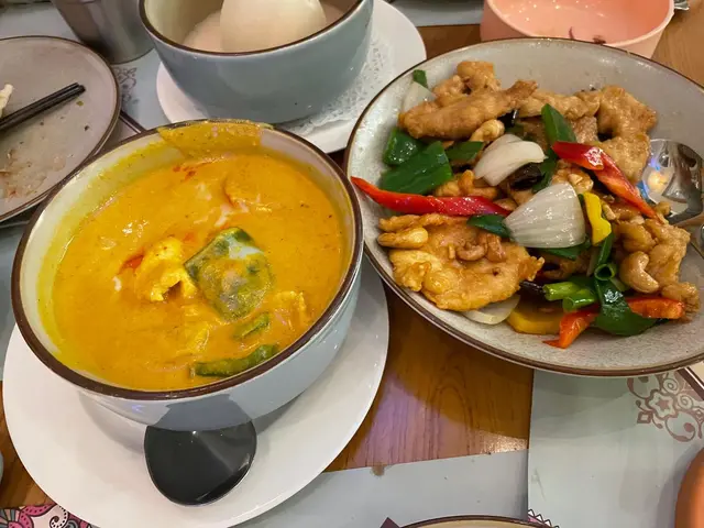 第一次見用一大片雞胸肉做呢個菜. 塊雞肉好似先炸左下,不過都係唔好食。