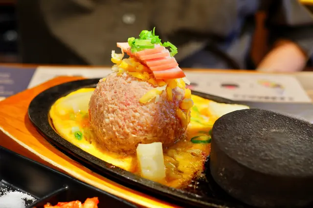 菠蘿煙肉和牛漢堡扒(中)