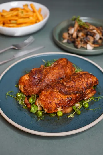 Garlic and Herbs Stuffed Chicken with Red Wine Jus 蒜香酿春鸡配红酒汁