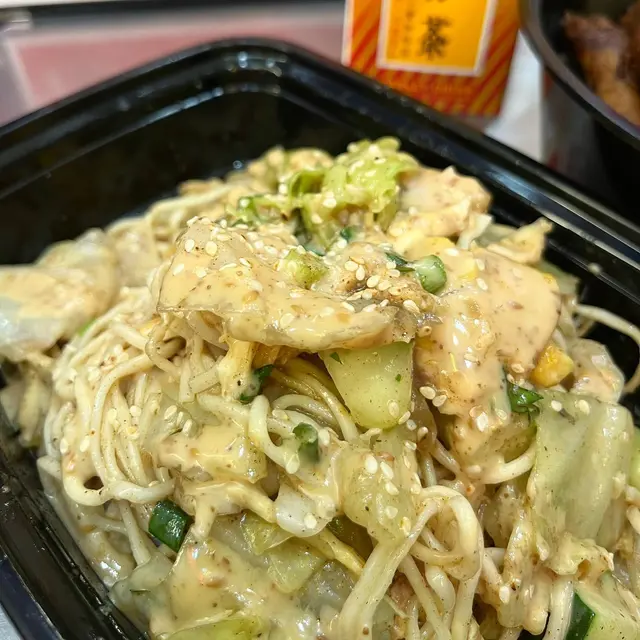 胡麻醬手撕雞現撈涼拌麵