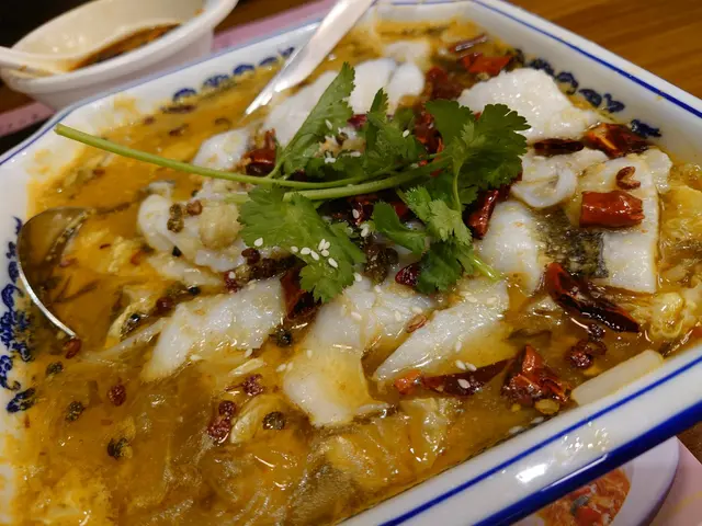 酸菜魚用嘅魚片夠滑嫩，無骨，對於怕魚骨的我嚟講非常友善~
味道屬於微辣，好香（我平時食譚仔都係最小辣果種）
賣相都非常好~足料，有各種配菜同粉絲
例牌嘅分量都好足夠兩個人食（我老公係100KG的大胃王）