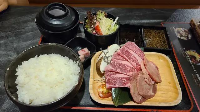 鹽蔥牛舌伴牛五花定食