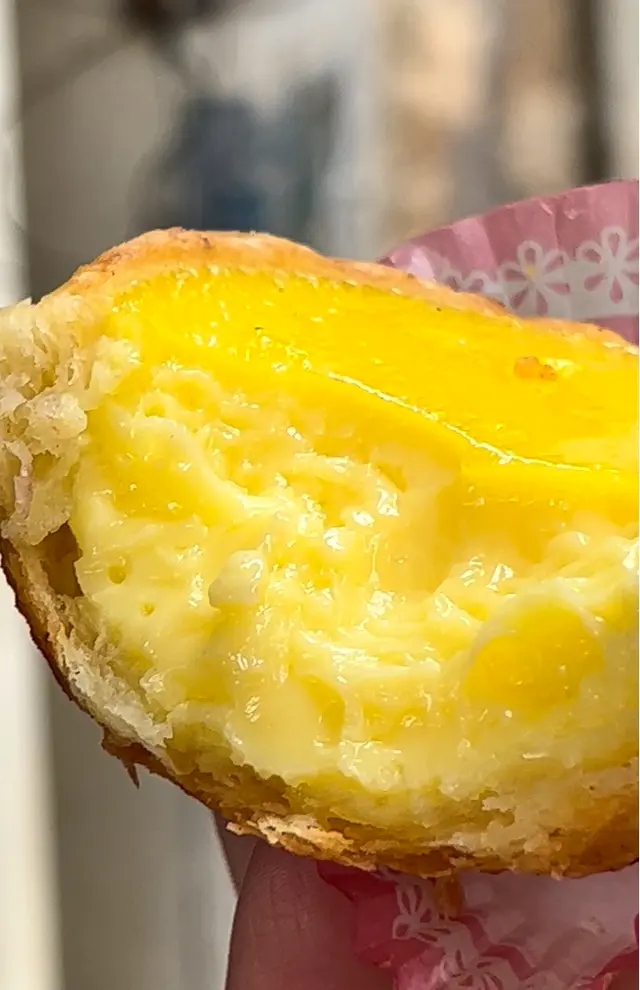 短短幾分鐘，就已經排長龍（好彩我地係前啲位置
一出爐 即買、即走、即食 WEEE太快樂了 熱辣辣 真係無得輸
酥皮咬下去 脆酥酥的～～ 再下去熱騰騰的內餡 好香好滑
QQ的滑進口𥚃 跟薄薄脆脆的酥皮混在一起
淡淡的牛油🧈香和蛋香、奶香 直往口𥚃擴散 幸福～～