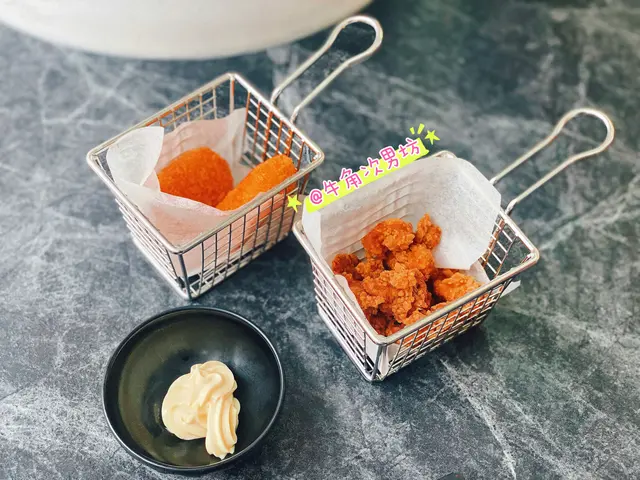 炸雞軟骨 M$15 有兩個可以揀M/L,價錢不同，我揀細，食少夠..炸雞軟骨..熱辣辣咬口好酥脆…幾都ok~ .. 炸忌廉蟹肉薯餅 M$15 我們每一個吃..沾忌廉汁配上蟹肉薯餅，試試吃..炸得香脆，薯蓉軟滑..內有蟹肉味少少..