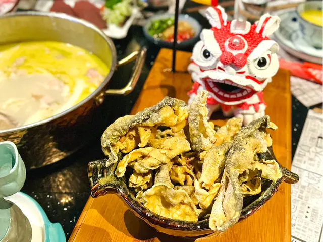 新鮮炸好嘅魚皮再包上鹹蛋黃醬，🐟熱辣辣又夠晒脆卜卜確係令人極容易上癮