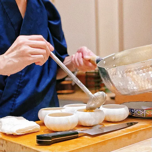 熟成嘅魚生比平時食嘅魚生味道更突岀，鮮味同魚肉香會放大咗，師傅並無刻意添加其他調味，反而令食客細嚐熟成鮨嘅原汁原味！