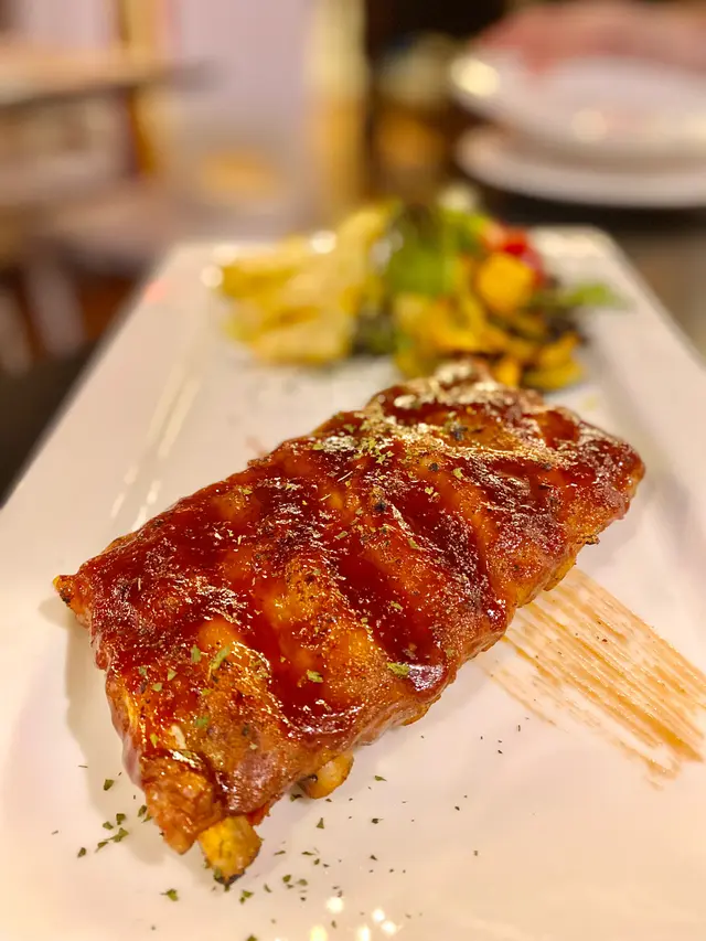 燒美國豬肋骨配燒烤汁伴蒜蓉香草醬薯角