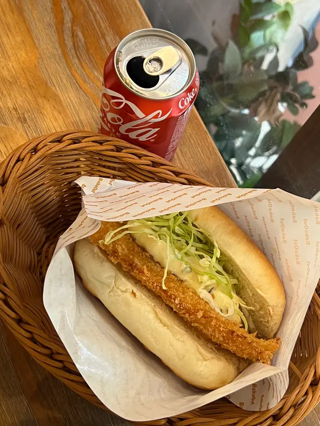 想不到熱狗🌭️也可以這樣夾魚柳耶 薄薄的 脆得非常酥脆
而且炸魚柳就是要配美奶滋醬~~~ 加上椰菜絲
三個夾在一起也不會過膩 再喝一口可口可樂 ERR~~~