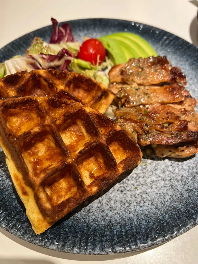 雞扒又乾又鞋好差，waffle正常有濃邊，牛油果4薄片