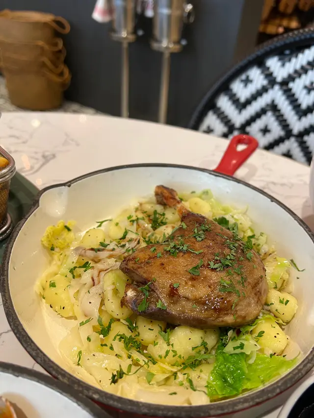 法國油封鴨腿配皺葉椰菜🥬、薯糰丸子🥔和砵酒醬汁