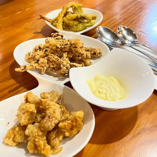 炸物拼盤，總共有三樣唔同嘅食材，包括雞軟骨、魷魚鬚、茶樹菇！個人嚟講就最鍾意炸魷魚鬚，香脆得黎又入味
