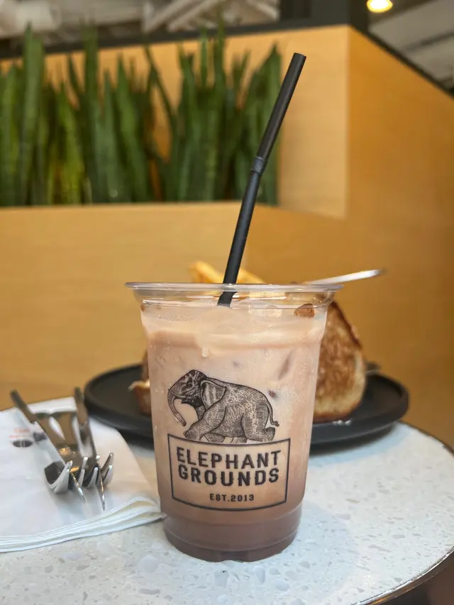 不知道是否 換咖啡☕️豆了 還是換咖啡☕️調配師了
他們的咖啡☕️變好喝耶 濃郁香醇 巧克力🍫又不會過甜 非常易入口
夏天來一杯 邊吃 邊聊天 邊喝 這還不是完美星期天的節奏嗎～～