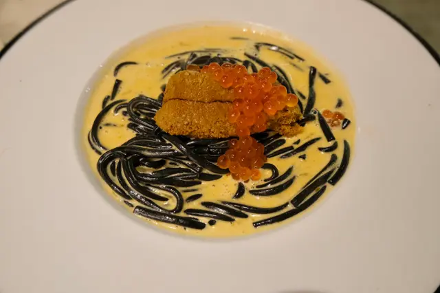 海膽三文魚子竹炭烏冬