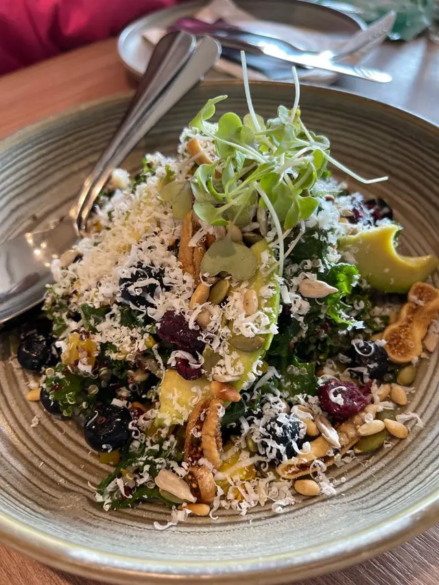 超級食物羽衣甘藍沙律伴藍莓