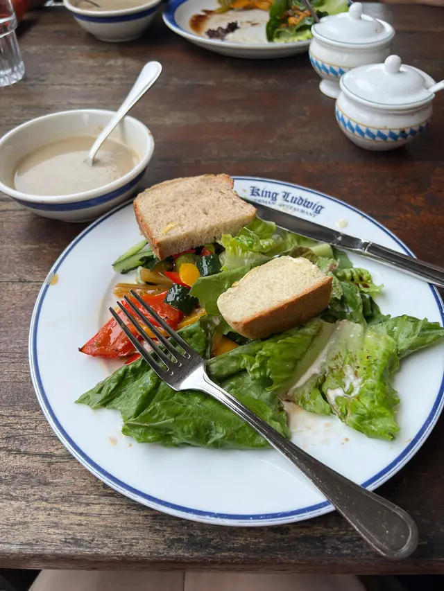 半自助沙律吧,因應個人份量取,食得曬先好攞。不過餐廳沒有為食物蓋上蓋,需要考慮衞生問題。