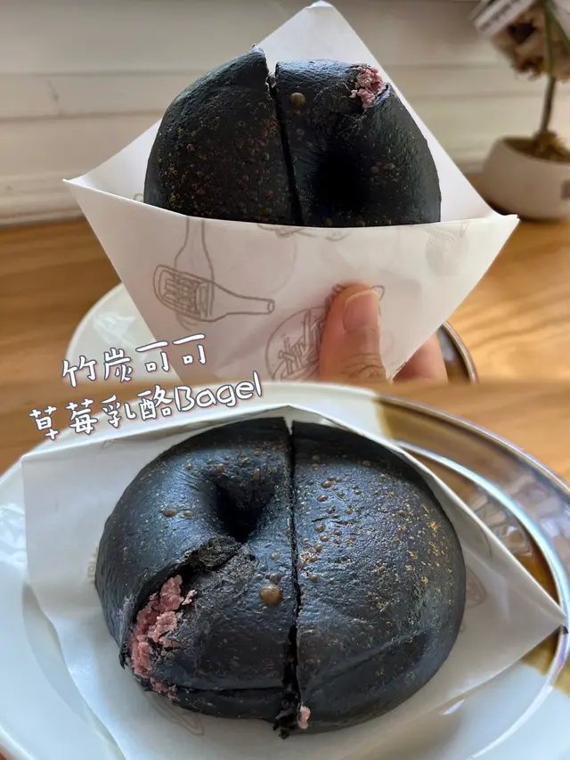 竹炭可可草莓乳酪Bagel