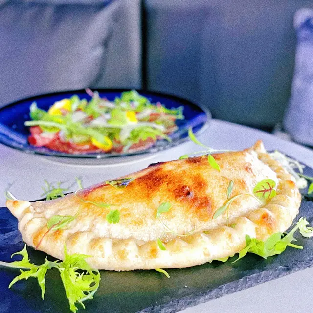 薄餅內餡有蕃茄醬汁、牛肉醬、ham & mozzarella cheese，趁熱食真係好正！🤤