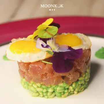 新鮮黄鰭吞拿魚他他配脆米、鵪鶉蛋配青芥末醬 Yellowfin Tuna Tartare w/ Crispy Rice & Quail Eggs (Wasabi Sauce)