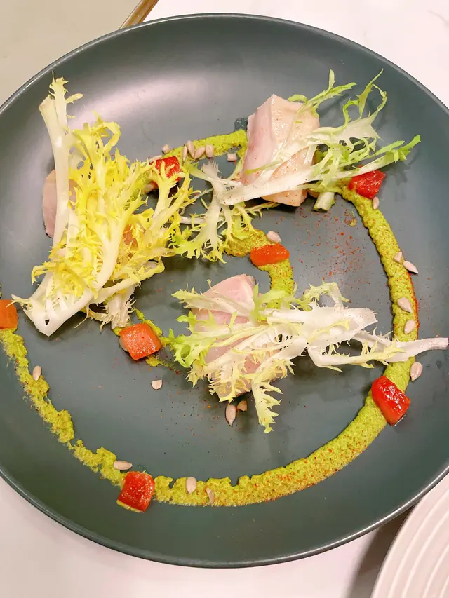 有心思的擺盤，但劍魚腩不及日本菜的鮮甜，帶筋，開心果醬沒有味道，可能不想跟魚腩搶味吧