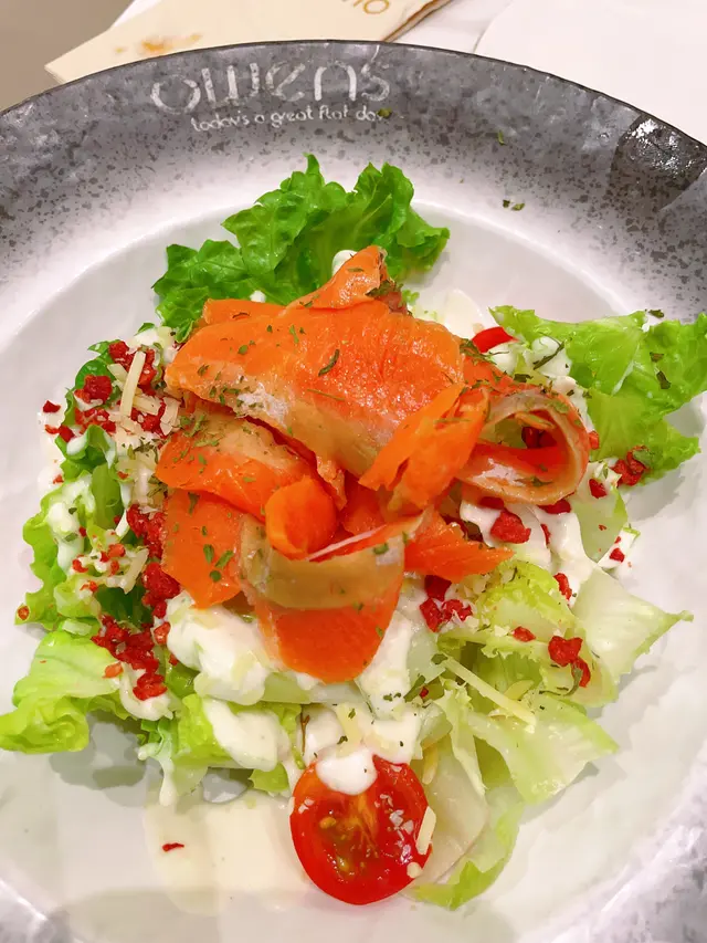 三文魚很鹹帶點魚腥味，配沙律菜，味道可以