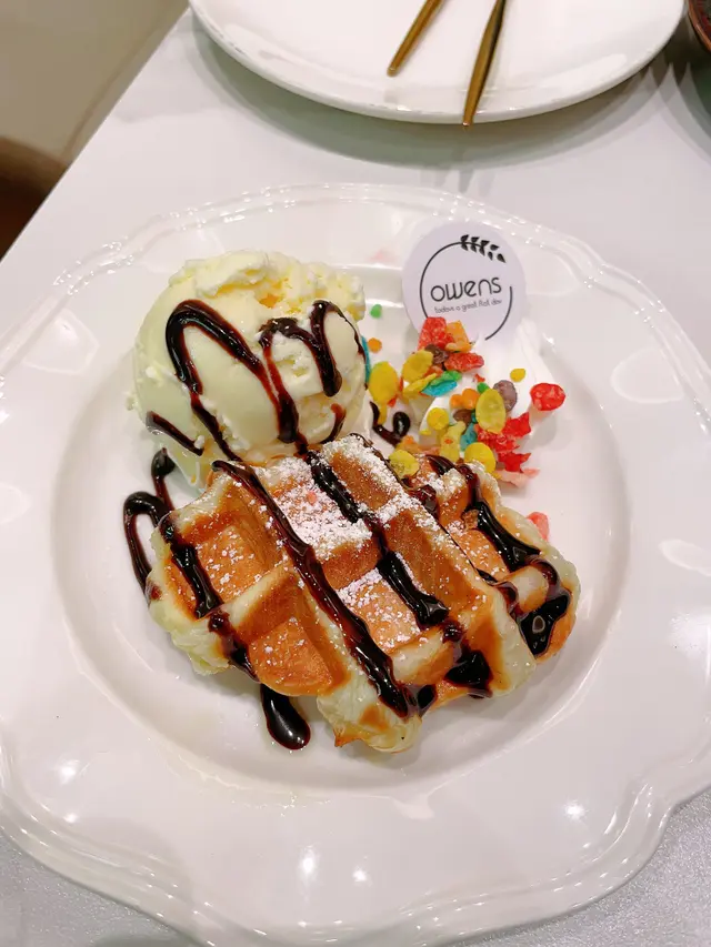 跟餐不用加錢。窩夫很有蛋味，味道很好！