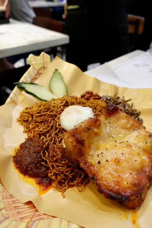 碟麵比我想像中大,雞扒超大塊!麵好食😋加上佢個沙茶辣味好惹味!