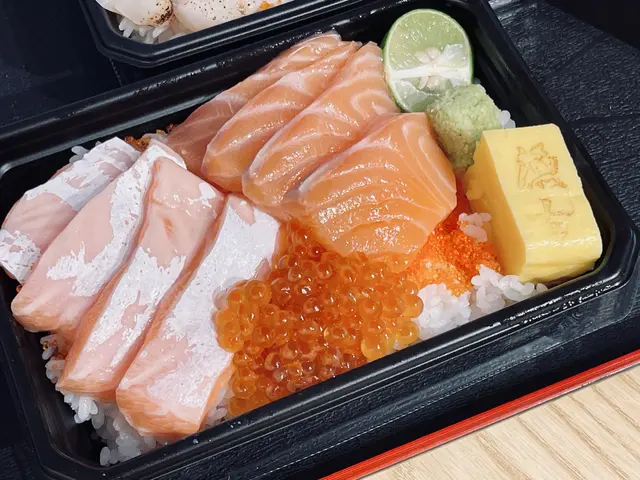 三文魚親子丼