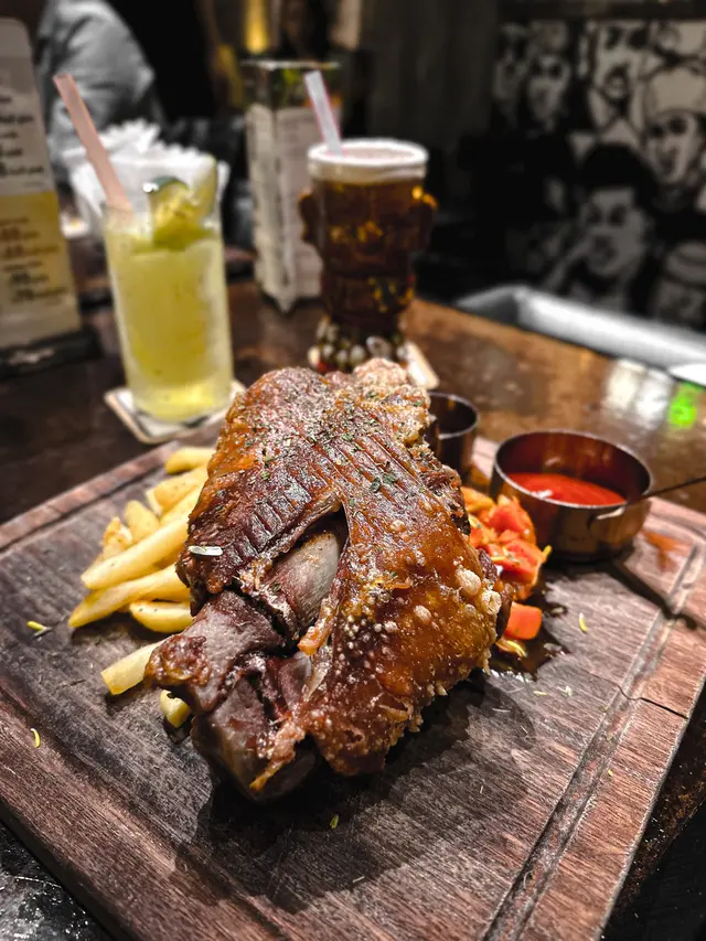 原隻脆炸徳國蜜糖燒豬手