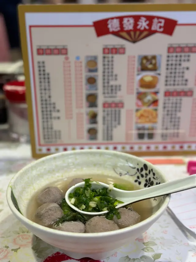 淨牛丸一碗有8粒，牛丸大小適中，有少少陳皮蕃荽黑椒嘅味道，彈牙得來幾軟滑，感覺足料